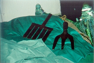 h�lzerne Gabeln auf einem Heiligengrab in TARSUS, T�RKEI